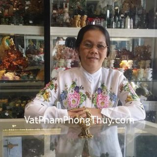 Cô Lan - khách hàng mua Gà đồng đứng trên đống tiền D253