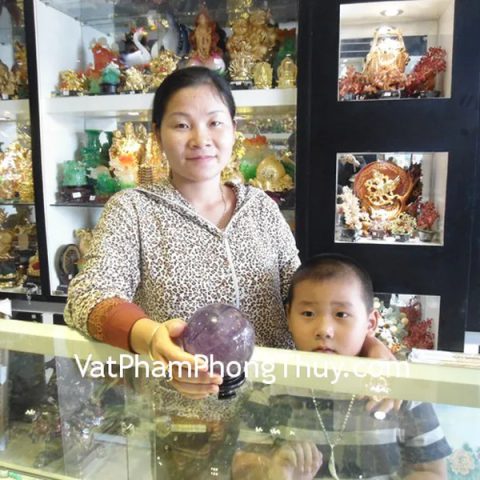 Chị Hường - khách hàng mua quả cầu thạch anh tím M190-8593