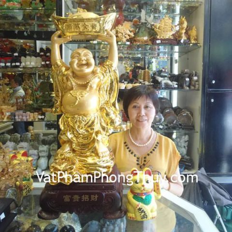 Cô Ngọc - khách hàng mua Phật Di Lạc đỉnh vàng H237G và tượng mèo vẫy tay H430G