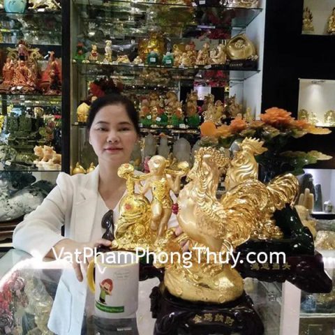 Cô Phương Thanh- khách hàng mua tượng Gà trên núi tiền nhỏ G026A, gà vàng dưới cây lộc xanh G038A và Nàng khỉ gánh gậy như ý K040M