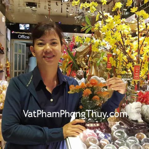 Chị Hường - khách hàng mua tượng gia đình gà ngọc xanh dưới cây lộc G023A