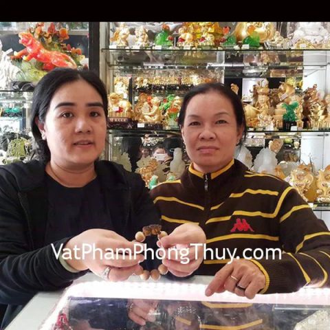 Chị Hà- khách hàng mua chuỗi trầm hương vân đậm S986 và vòng gỗ lục hương khắc Phật+ chữ bình an S6047