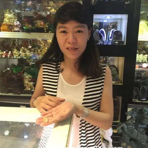 Chị Hồng - khách hàng mua mặt Tỳ Hưu thạch anh vàng S764