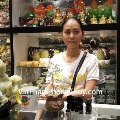Chị Trang - khách hàng mua cặp tỳ hưu hắc ngà GM009, cây tài lộc đông linh túi tiền KC095 và rồng xanh lam ngọc nhỏ GM041