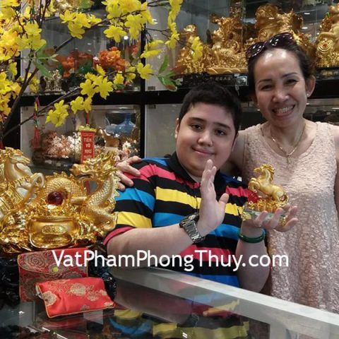Cô Thúy - khách hàng mua tượng long mã vàng C073A, ngựa bên châu đỏ C109A, chuỗi ngọc phỉ thúy xanh S6676 và mặt tỳ hưu S6319