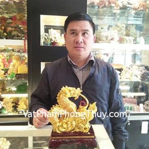 Anh Hải - khách hàng mua tượng rồng vàng ôm tiền C077A