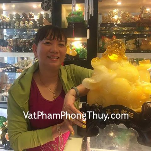 Chị Thoa - khách hàng mua tượng Phật Di Lặc vàng ngồi trên túi tiền C131A