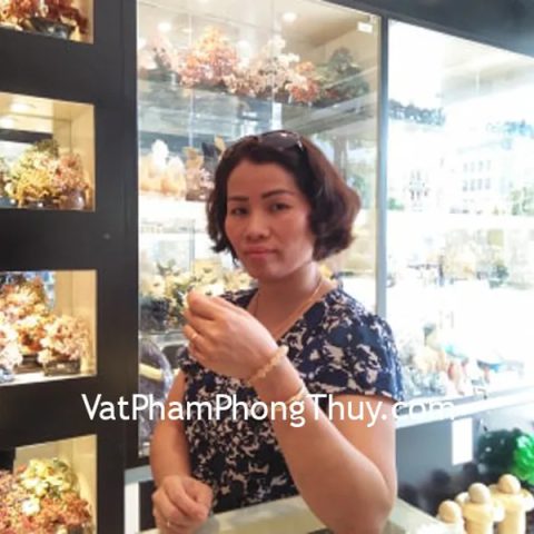 Chị Tuyết- khách hàng mua chuỗi thạch anh tóc vàng