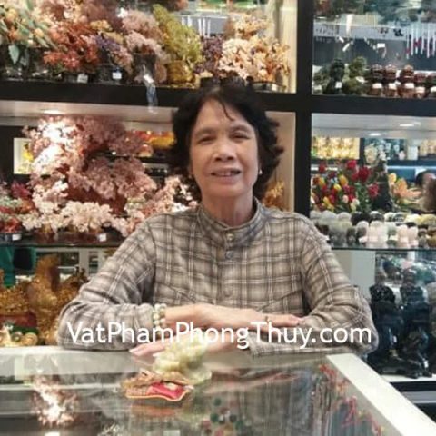 Cô Hai - khách hàng mua tượng thiềm thừ cẩm thạch CTT-S và trang sức phong thủy may mắn