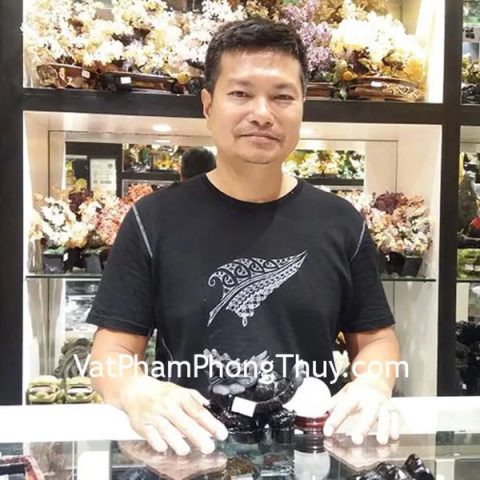 Anh Khoa - khách hàng mua quả cầu thạch anh trắng GM148-1260, long quy hắc ngà lớn GM071 và tháp văn xương lam ngọc 7 tầng lớn GM186