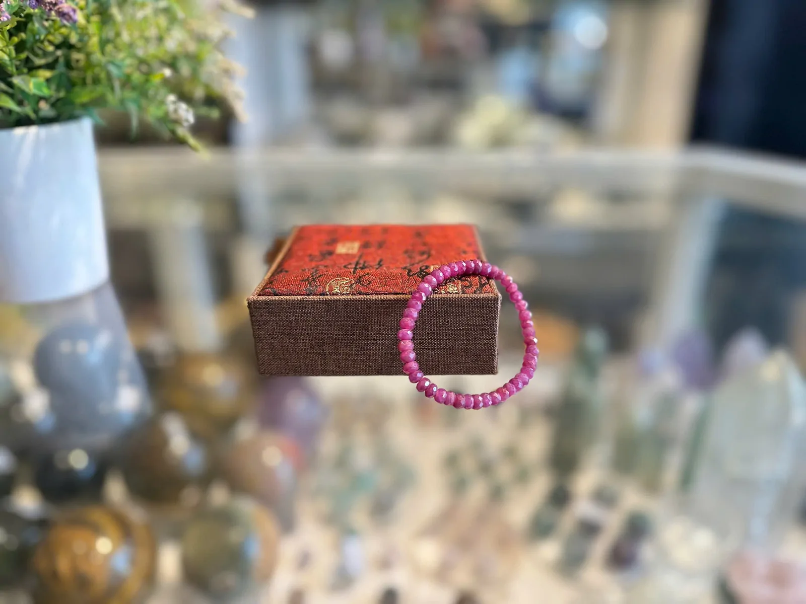 Vòng Tay Ruby Hợp Mệnh Nào? Hướng Dẫn Chọn Đá Ruby Theo Tuổi