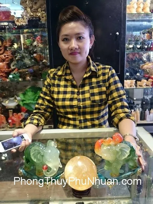 Chị Trinh - Khách mua cặp voi xanh cát tường E287 và Quả cầu thạch anh vàng M191