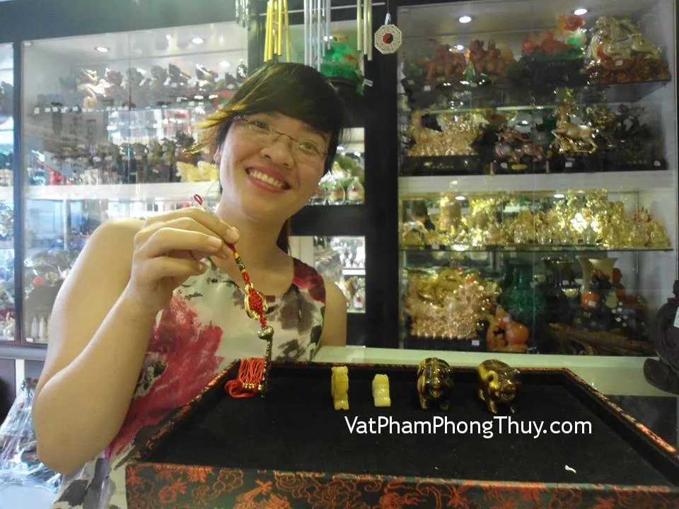 Chị Tường Vi - khách hàng mua tỳ hưu đeo cổ S396, dây treo tiền dơi CC1159 và heo đá mắt mèo H077