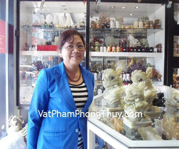 Cô Thanh Nguyên - khách hàng mua Rồng Cẩm Thạch đứng lớn