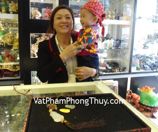 Cô Oanh - khách hàng mua quan âm phỉ thúy, mặt đeo hổ phách, ngọc bội quan âm