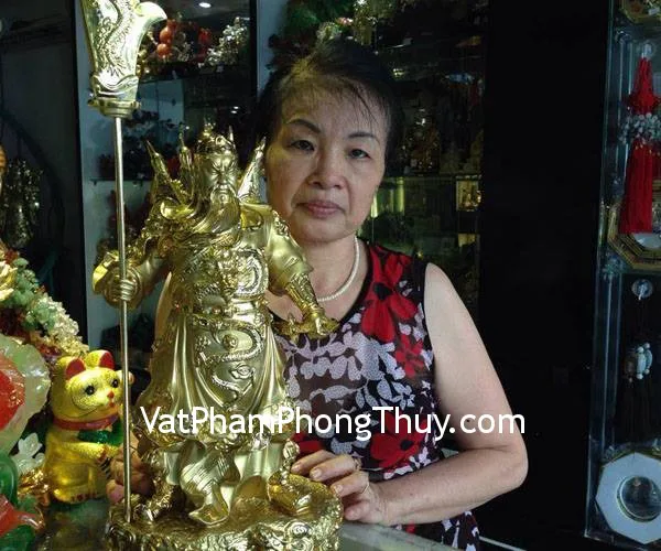 Cô Hải- Khách hàng mua tượng Quan Công E270