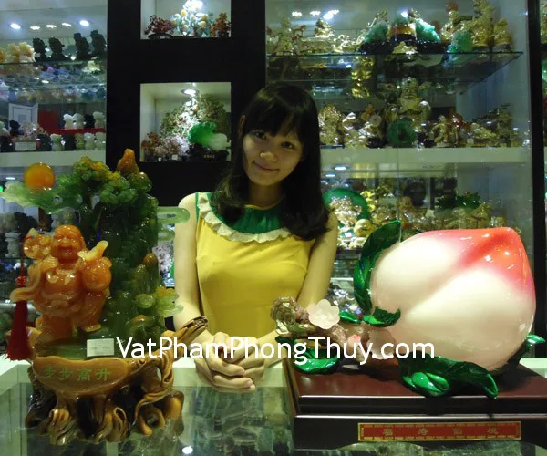 Chị Phương - khách hàng  mua tượng phật di lặc H252G và tượng đào tiên H340G