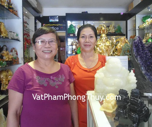 Cô Loan, cô Hòa - khách hàng mua cặp tỳ hưu thạch anh đen, cóc hoàng long, kim nguyên bảo, trang sức phong thủy và bộ tam đa.