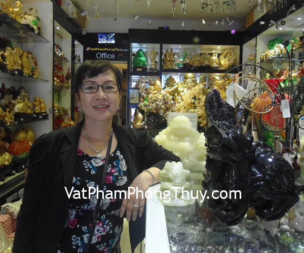 Cô Hạnh - khách hàng mua cặp tỳ hưu bắc kinh đen BKD-L và thiềm thừ cẩm thạch CTT-M
