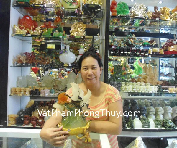 Cô Hồng - khách hàng mua tượng song hạc trắng A166