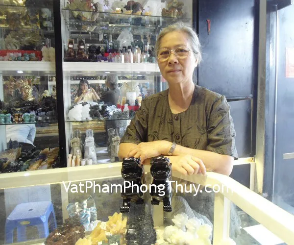 Cô Tài - khách hàng mua cặp Tỳ hưu đá thạch anh đen HM010