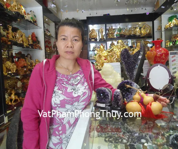 Chị Ngoan - khách hàng mua bông thạch anh tím H089-8316 và hồ lô tự nhiên CC2018