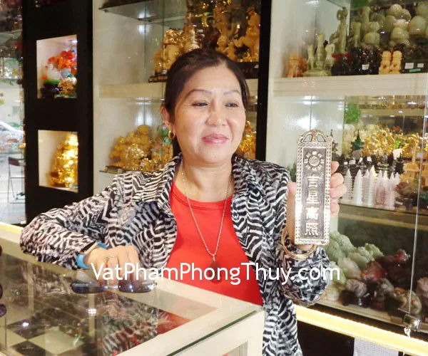Cô Nghi - khách hàng mua Kim bài Cát tinh cao chiếu CC1162