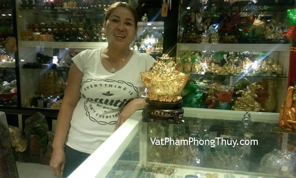 Chị Hồng - khách hàng mua tượng Nguyên Bảo vàng H467G
