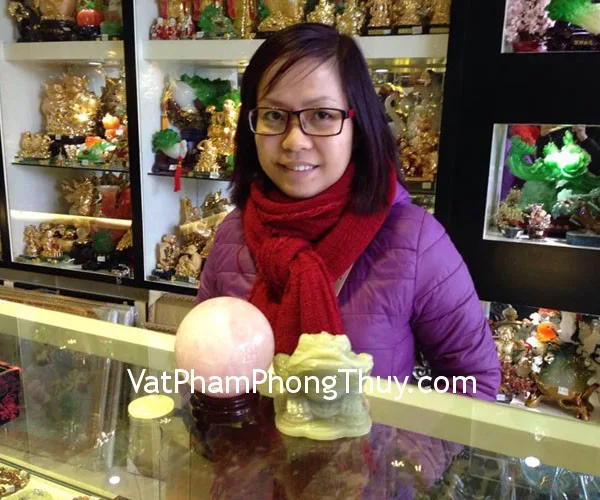 Chị Ngọc-khách hàng mua thiềm thừ cẩm thạch trung, quả cầu thạch anh hồng và tỳ hưu Bắc Kinh đen