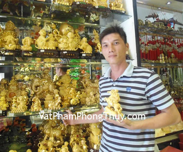 Anh Tú - khách hàng mua tượng khỉ tài lộc K104M