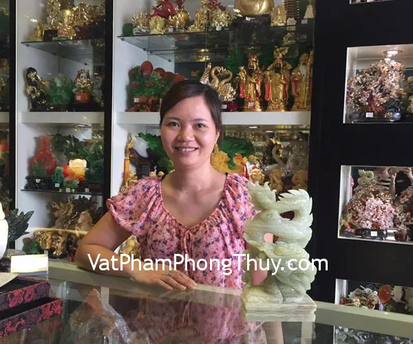 Chị Thanh - khách hàng mua rồng cẩm thạch đứng lớn N074