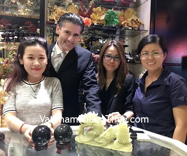 Mr Carol - khách hàng mua quả cầu thạch anh đen QC209-2765 và rồng cẩm thạch nằm lớn N076