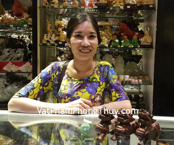 Chị Liễu - khách hàng mua cặp tỳ hưu nham thạch R070 và tượng heo đông linh DT235