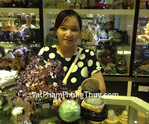 Vợ chồng anh Vinh- khách hàng mua bồn tụ bảo H098-2772, cây tài lộc thạch anh tím KC022, quả cầu đá dạ quang xanh M186-3354