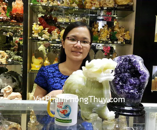 Chị Vân Anh - khách hàng mua bông thạch anh tím H097-15435 và tỳ hưu bắc kinh xanh khủng BKX-L