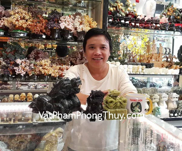 Chị Dung - khách hàng mua cặp tỳ hưu độc ngọc THDN-L, ấn rồng lam ngọc H037, tỳ hưu bắc kinh đen BKD-M và trắng BKT-M cùng chuỗi trang sức thạch anh tím S6215-895