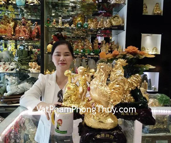 Cô Phương Thanh- khách hàng mua tượng Gà trên núi tiền nhỏ G026A, gà vàng dưới cây lộc xanh G038A và Nàng khỉ gánh gậy như ý K040M