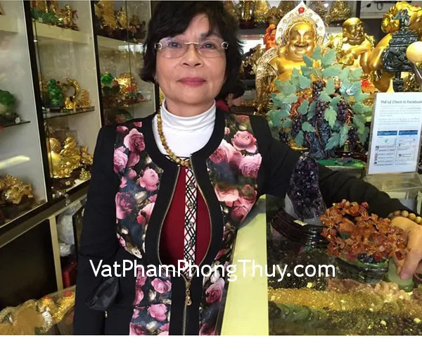 Cô Liên - khách hàng mua bông thạch anh tím H089-3488 và cây tài lộc mã não đỏ KC062