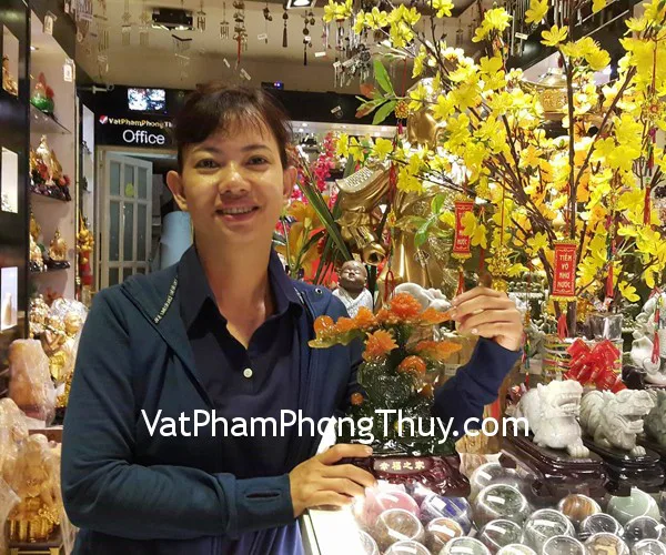 Chị Hường - khách hàng mua tượng gia đình gà ngọc xanh dưới cây lộc G023A