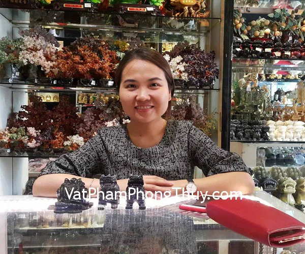 Chị Hạnh - khách hàng mua cặp tỳ hưu bắc kinh đen chuẩn BKD-S và thiềm thừ lam ngọc GM025