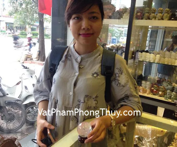 Chị Trinh - khách hàng mua quả cầu thạch anh trắng