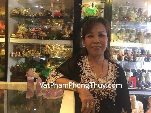 Cô Nguyệt - khách hàng mua đĩa thất tinh thạch anh tím M103, trụ thạch anh tím H053-824