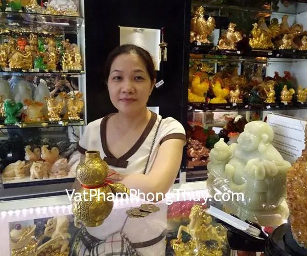 Chị Oanh - khách hàng mua hồ lô khảm bát quái D243, xu mai hoa CC1139 và xâu tiền năm đế vương CC1136