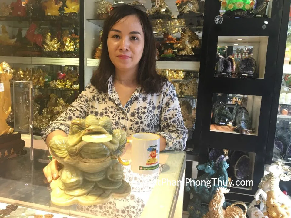 Chị Nguyên - khách hàng mua tượng Thiềm Thừ đá Cẩm Thạch Tây Tạng khủng CTT-L