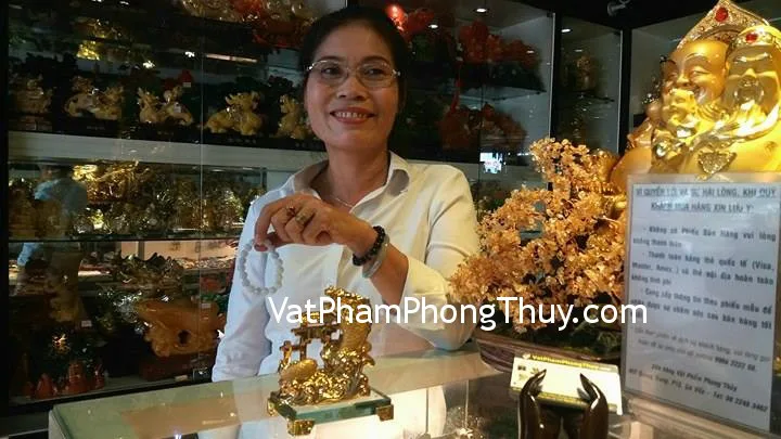 Cô Hương - khách hàng mua chuỗi mẫu đơn ngọc phỉ thúy A 10li S6404, và tượng rồng cá chép vượt vũ môn G099A