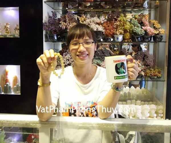 Chị Hằng - khách hàng mua chuỗi đeo tay thạch anh tóc vàng S6367