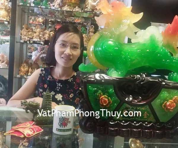 Chị Hồng-khách hàng mua tỳ hưu xanh lớn H103G, ngọc bội may mắn Phỉ thúy S6505-S3-2898, phật bản mệnh ngọc Phỉ thúy S6507-7 và long quy xanh cõng tháp GM029