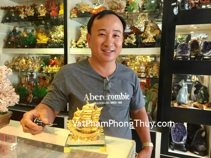 Anh Hải - khách hàng mua thuyền buồm vàng trên đế thủy tinh nhỏ K167M