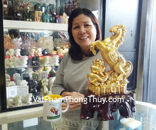 Cô Tuyết - khách hàng mua Ngựa vàng có kim nguyên bảo trên đống tiền vàng G108A