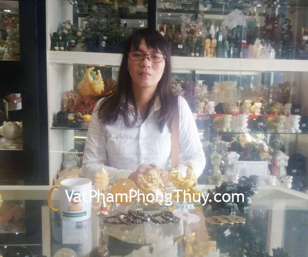 Chị Hải - khách hàng mua Tiền hoa mai CC1139, Hồ lô D206, Quả cầu thạch anh M191, Tỳ hưu GM016, Tháp văn xương GM061, Phật di lặc H251G, Gà vàng G077A, Chuỗi tỳ hưu S6007, Chuỗi mắt mèo S6436